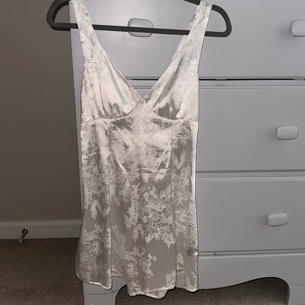 White floral patterned silk short dress
